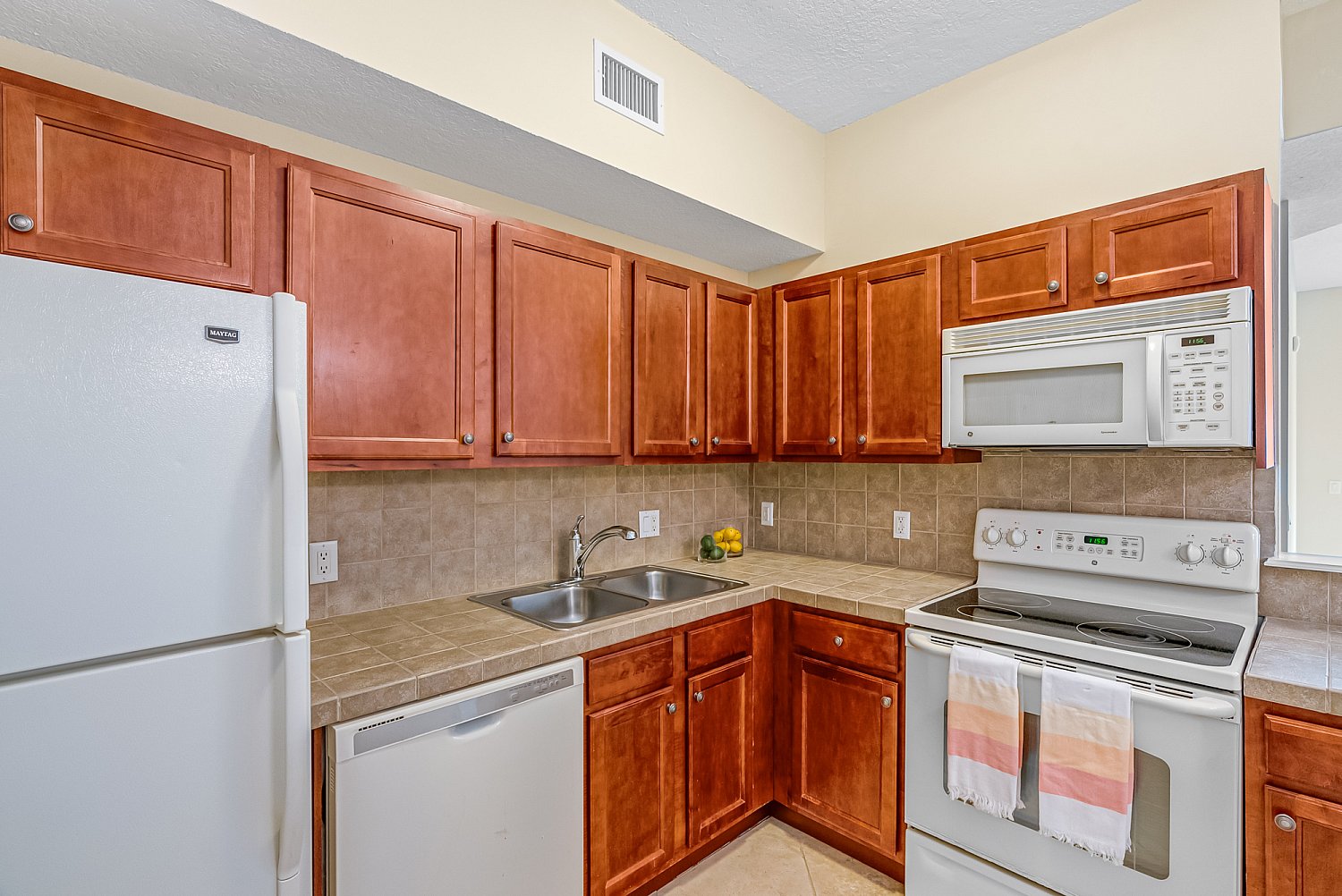 572 7th Sq Apt 103, Vero Beach, FL 32962 