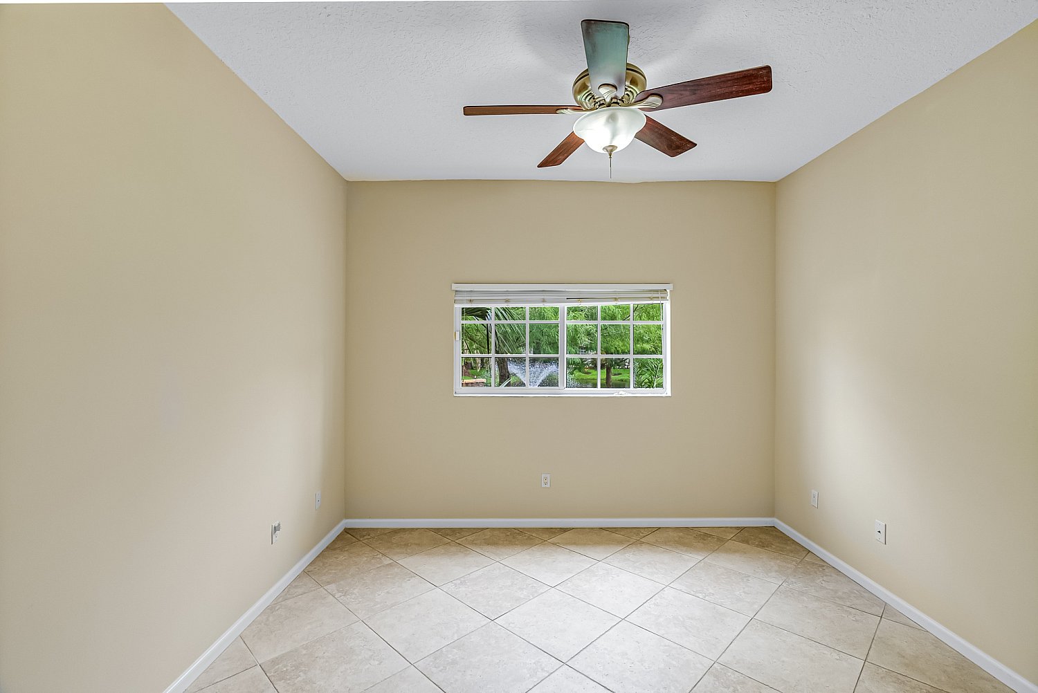 572 7th Sq Apt 103, Vero Beach, FL 32962 