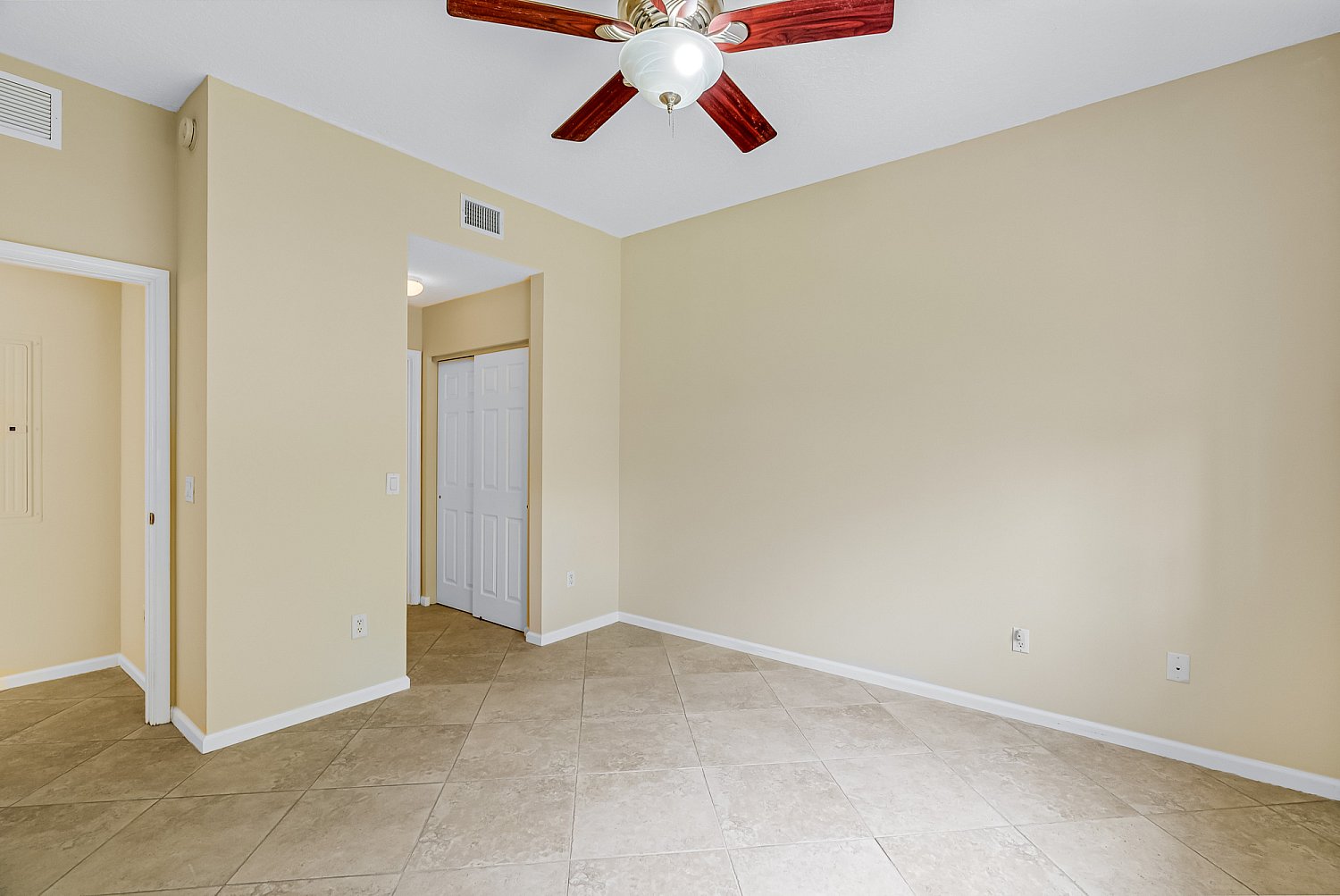 572 7th Sq Apt 103, Vero Beach, FL 32962 