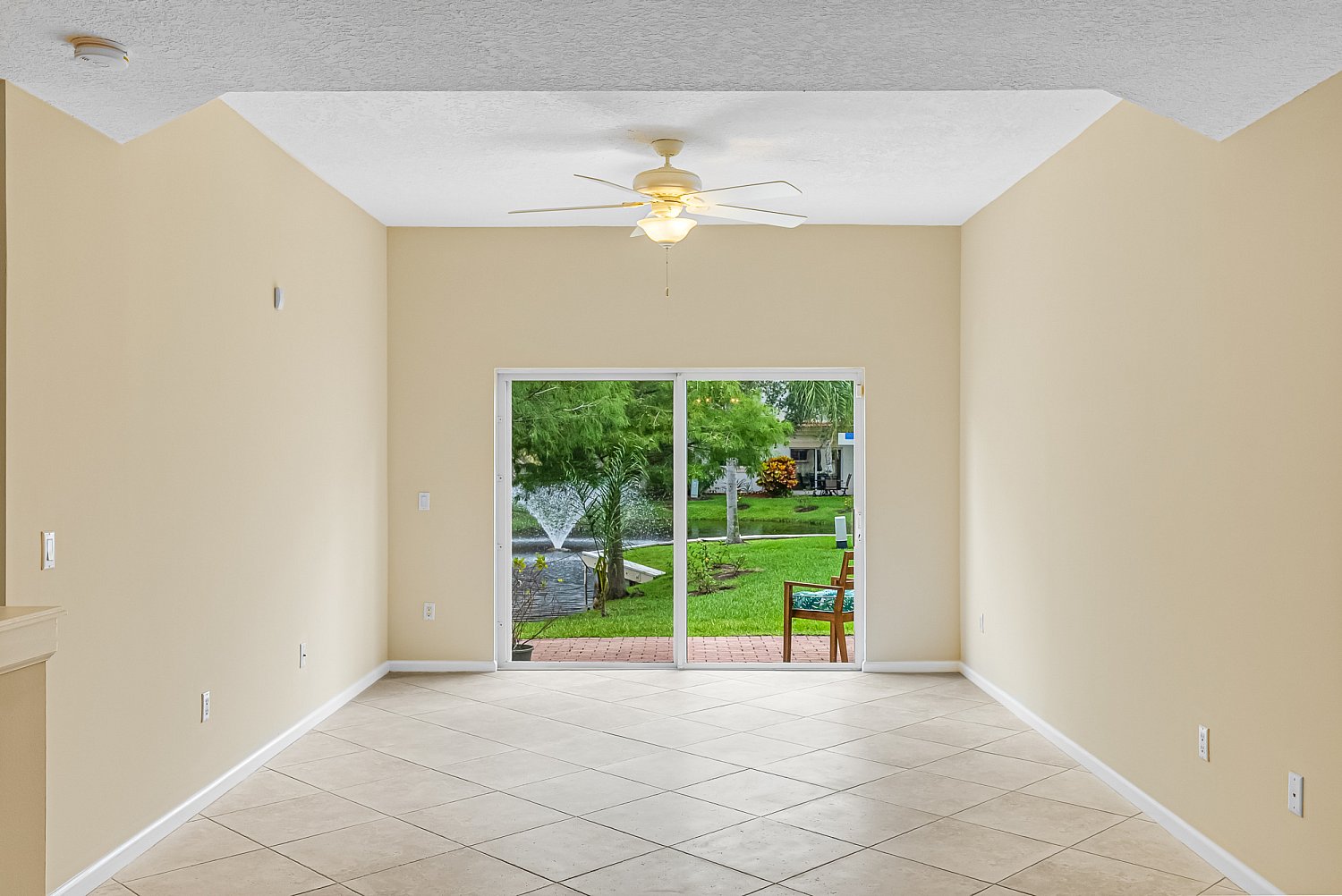 572 7th Sq Apt 103, Vero Beach, FL 32962 